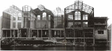 Construction en 1930, de la centrale thermique qui assurera les besoins &eacute;nerg&eacute;tiques aux usines de l'&icirc;le.