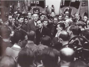Lehideux (au centre) r&eacute;tablit le dialogue avec les ouvriers