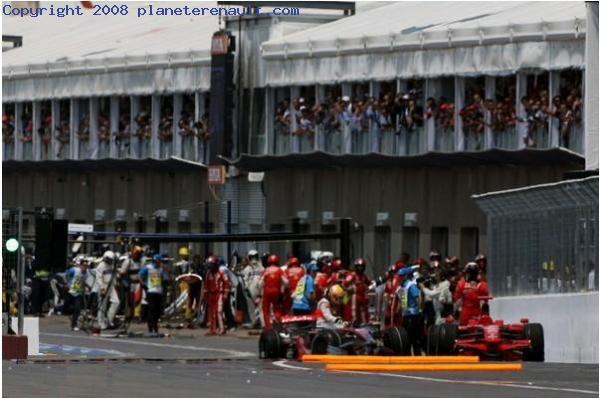https://www.planeterenault.com/UserFiles/Image/sport/f1/2008/Canada/Contact_Hamilton_Raikkonen_stand(1).jpg