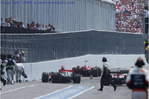https://www.planeterenault.com/UserFiles/Image/sport/f1/2008/Canada/Contact_Hamilton_Raikkonen_stand_-_02.jpg