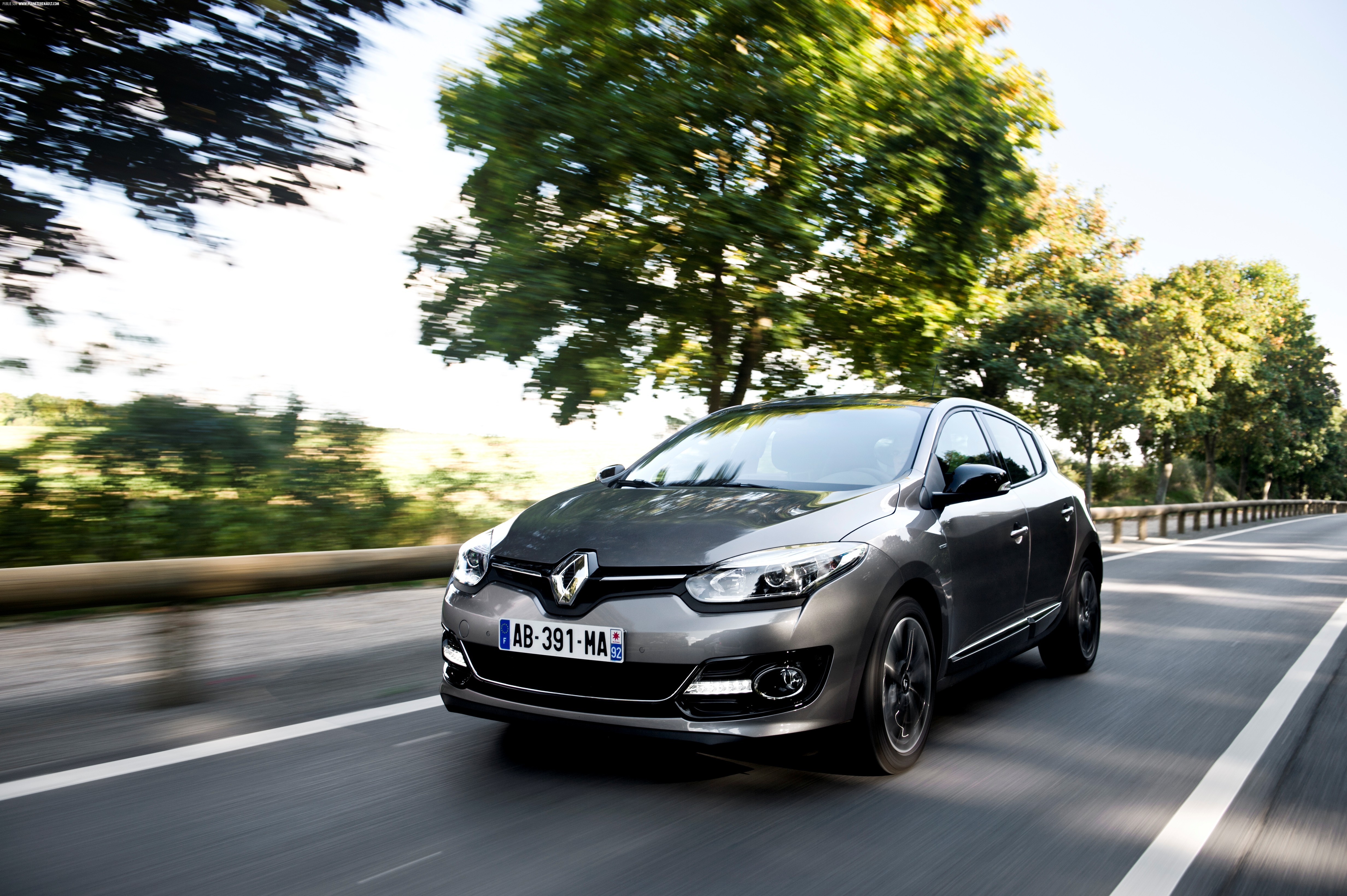 2.3 рено. Renault Megane 3 хэтчбек. Renault Megane III 2014. Рено Меган 3 2014. Меган хэтчбек 2014.