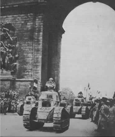 Les chars FT 17, symbole de la victoire, lors du défilé sur les champs Elysées après la capitulation des Allemands.