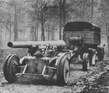 Tracteur Renault 4 roues motrices remorquant un canon de 155 Grande Portée Fillioux ( GPF)