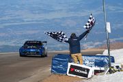 Alpine sur le podium de la course de côte de Pikes Peak