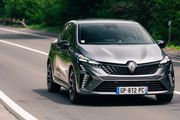 La Renault Clio passe devant la Peugeot 208