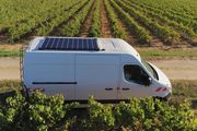 Installation du panneau solaire, batterie et chargeurs dans un fourgon