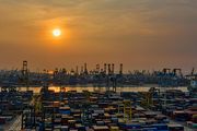 La surabondance des véhicules électriques chinois encombrent les ports Européens Renault 