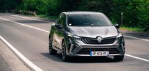 La Renault Clio passe devant la Peugeot 208