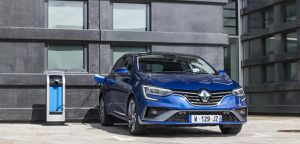 https://www.planeterenault.com/images/300x0/UserFiles/photos/slideshow/1200-L-bonus-cologique-et-voiture-hybride-rechargeable-quel-montant-au-1er-juillet-2021.jpg