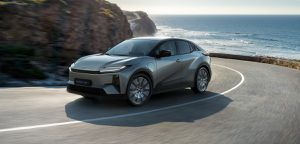 https://www.planeterenault.com/images/300x0/UserFiles/photos/slideshow/1920_toyota_c-hr2.jpg