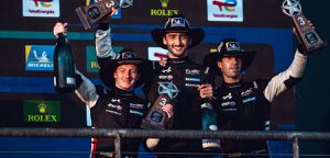 https://www.planeterenault.com/images/300x0/UserFiles/photos/slideshow/Alpine-Endurance-Team-1.jpg