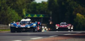 https://www.planeterenault.com/images/300x0/UserFiles/photos/slideshow/Alpine-Endurance-Team-en-embuscade-2.jpg