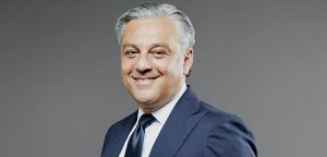 https://www.planeterenault.com/images/300x0/UserFiles/photos/slideshow/Luca_de_meo.jpg