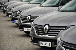 https://www.planeterenault.com/images/300x0/UserFiles/photos/slideshow/Renault_group_1.jpg