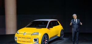 https://www.planeterenault.com/images/300x0/UserFiles/photos/slideshow/S0-renault-l-essentiel-a-retenir-de-la-renaulution-de-luca-de-meo-658793.jpg