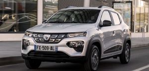 https://www.planeterenault.com/images/300x0/UserFiles/photos/slideshow/dacia_spring.jpg