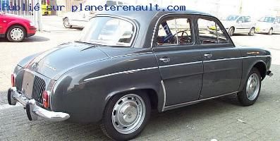 Une Renault Dauphine vue arrière