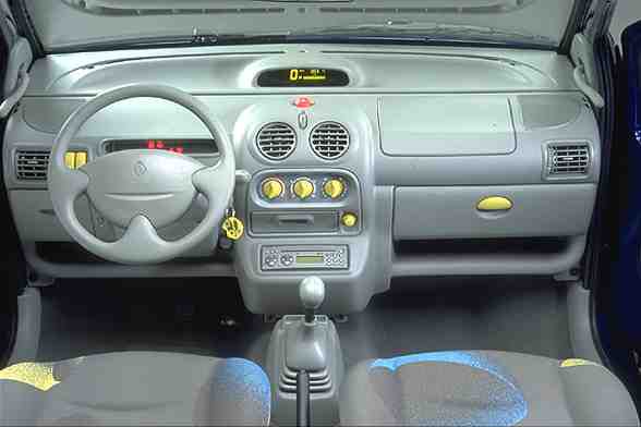 L'intérieur de la Twingo avec ses commandes jaunes