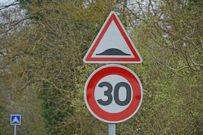 Un panneau annonçant un ralentisseur