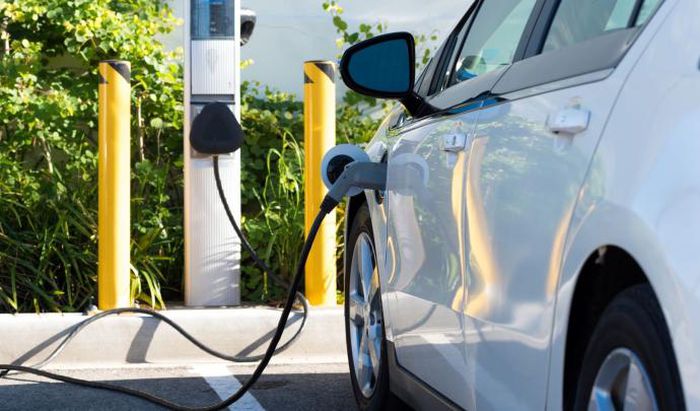 Un véhicule électrique branché