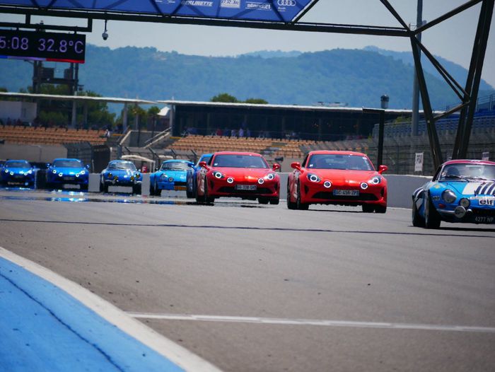 La parade Alpine avec les berlinettes d'hier et aujourd'hui
