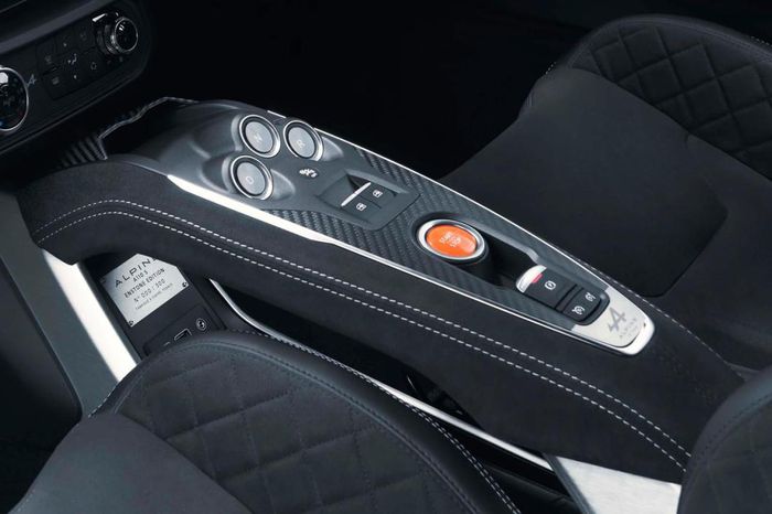 La plaque est sous la console