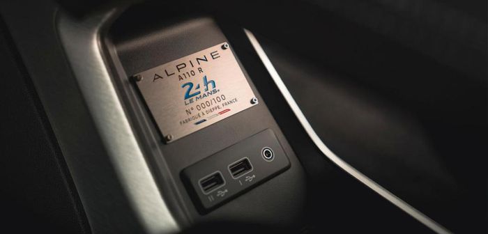 La plaque numérotée de 000 à 100 sous la console centrale