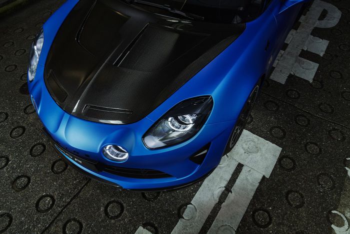 Le capot est en carbone avec 2 conduits d'air