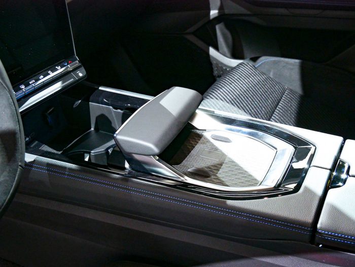 Un repose-main coulissant prend place au niveau de la console central