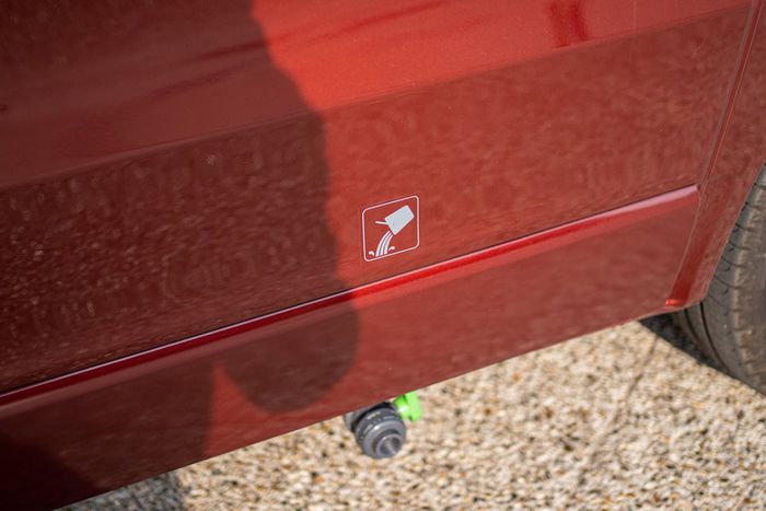 L'évacuation des eaux usées se fait sur le côté conducteur du van