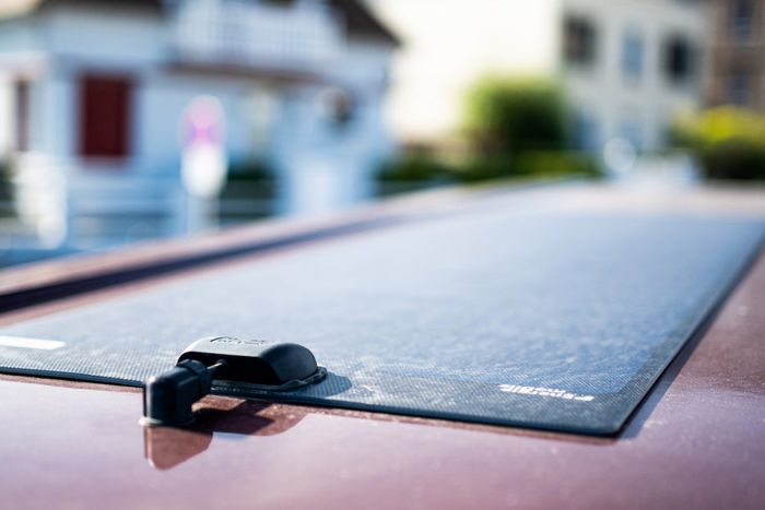 Le panneau solaire sur le toit du van