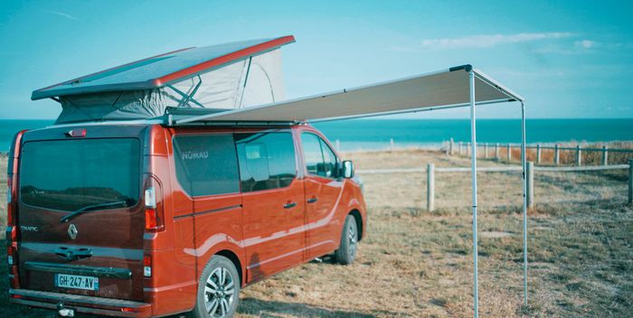 Le auvent permet de profiter d'une petite terrasse près de son van aménagé