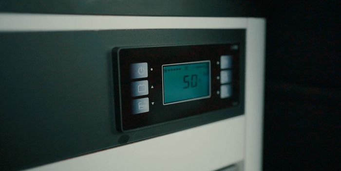 L'écran de contrôle au dessus du frigo permet de gérer le niveau de la batterie et la quantité d'eau