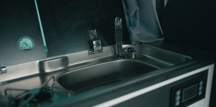 L'évier relié à un réservoir d'eau propre de 60 litres