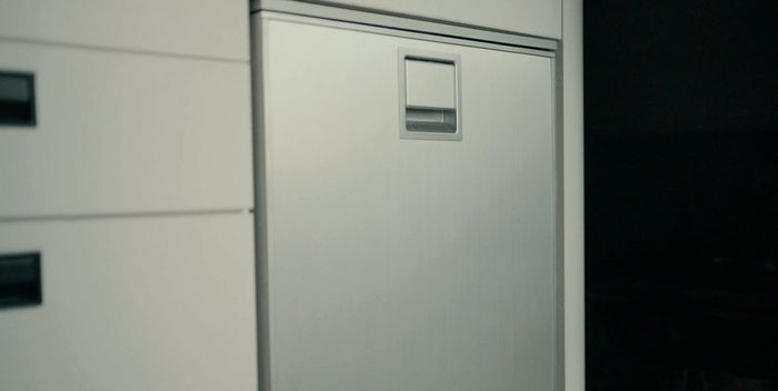 Un frigo de 49l est intégré de série au van
