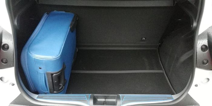 Le coffre de la Dacia Spring et ses 270 l