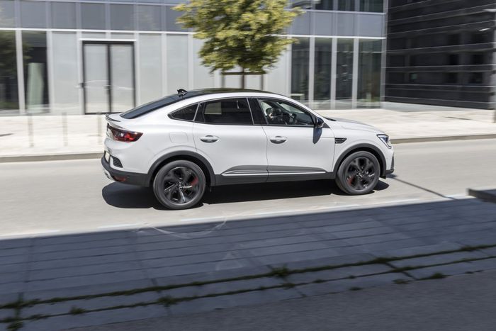 Le SUV Coupé est disponible en version essence et hybride simple