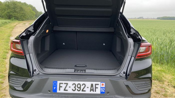 L'Arkana hybride conserve un bon volume de coffre avec ses 480 l