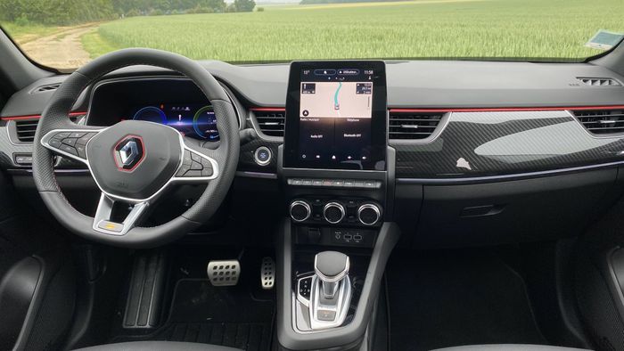 La présence du levier E-Shifter différencie l'intérieur des versions TCe et E-Tech Hybride