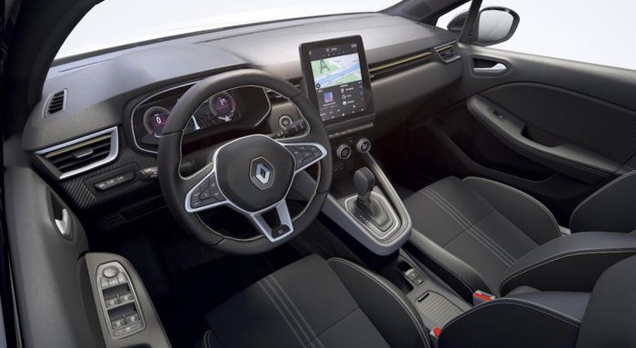 L'intérieur de la Clio dans cette version E-Tech engineered