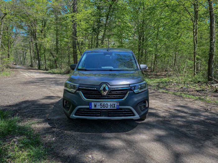 La face avant ressemble à celle du Nouvel Express Van