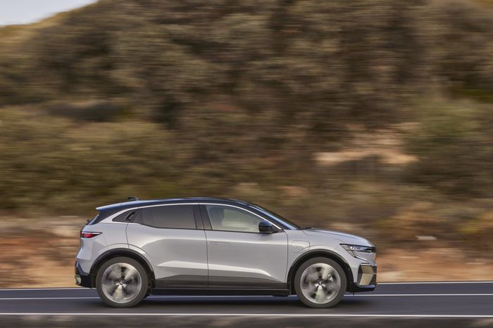 Plus imposante et pourtant 15 cm plus courte que la version thermique