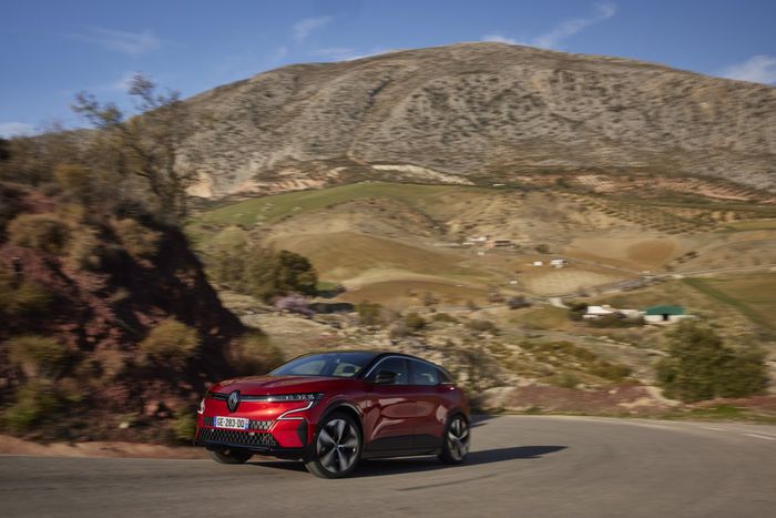 La prise en main est simple au volant de la Mégane E-Tech