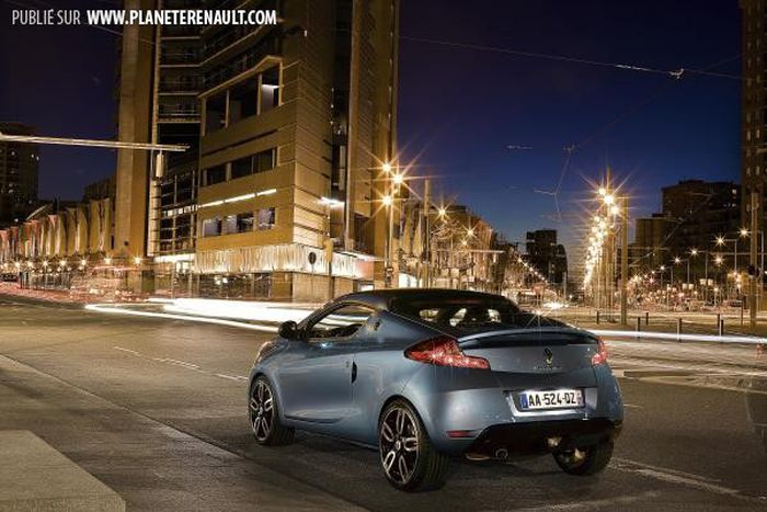 Renault Wind 2010 dans la nuit
