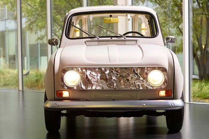 La signature du designer sur la calandre