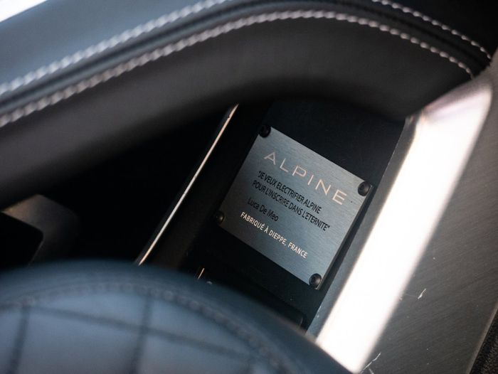 La plaque, d'habitude numérotée, à l'intérieur du véhicule