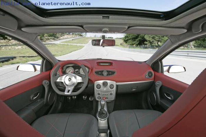 La planche de bord Clio III RS Concept