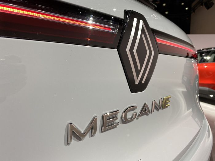 Mégane E-Tech Electric, premier modèle de la marque à adopter le nouveau logo