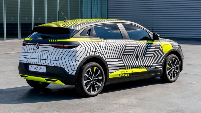 La face arrière camouflée de la Mégane électrique