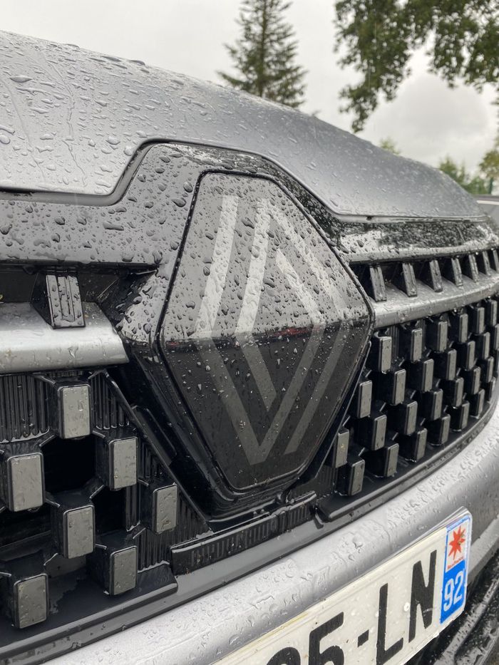 Le nouveau logo s'assombrit sur l'Austral